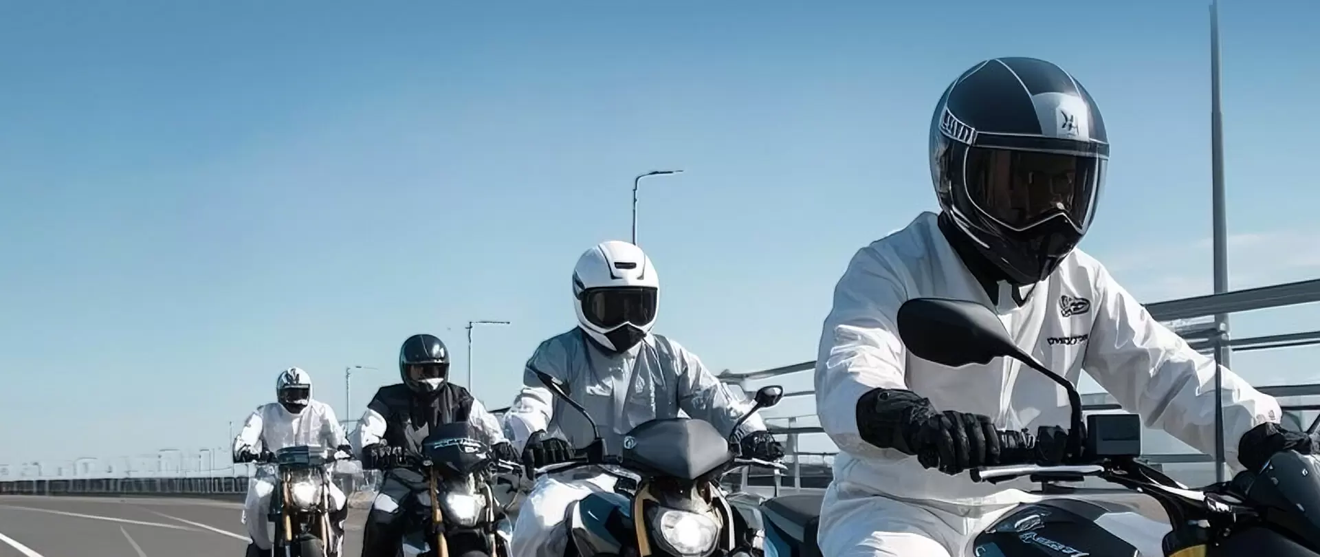 Menunggang motosikal, penerokaan luar dan latihan ketenteraan