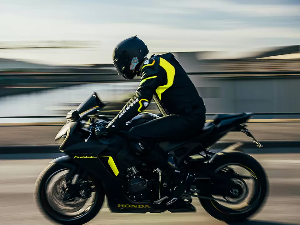 Menunggang motosikal, penerokaan luar dan latihan ketenteraan