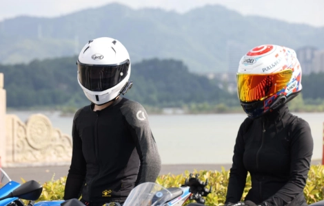 Kekal Jelas, Kekal Terhubung: Mengapa Fon Kepala Bluetooth Topi Keledar Pembatal Bunyi Penting untuk Penunggang Moden